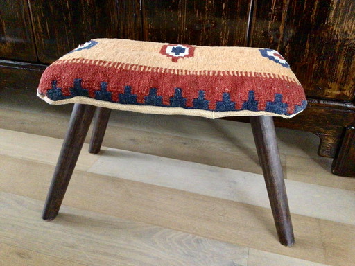 Pouf vintage rivestito in tessuto Kilim
