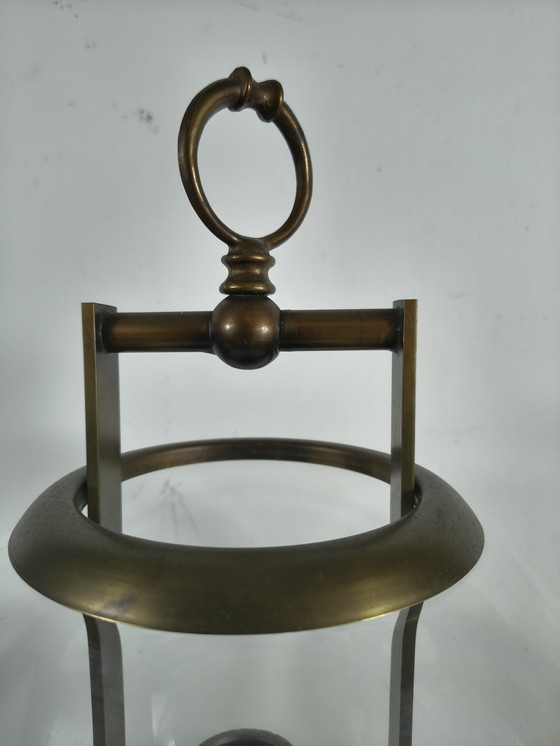 Image 1 of Lampe de table lanterne vintage en laiton avec globe en verre et porte-bougie