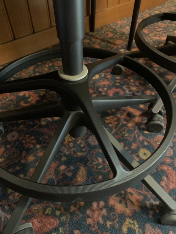 Image 1 of 4x Vitra Pivot Barhocker, hellgrau