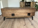 Mueble de televisión industrial en nogal