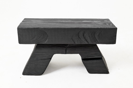 Image 1 of Rustieke, sculpturale kruk/bijzettafel, gebrand zwart eikenhout, gesneden, uniek, Logniture