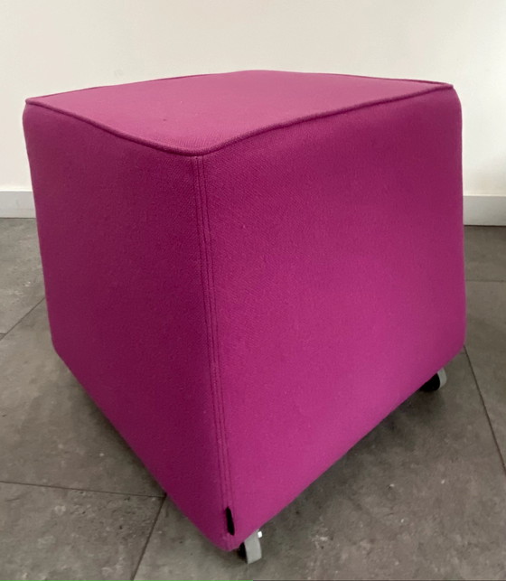 Image 1 of Puff moderno con ruedas - SUBSTANCE - Lila/Morado