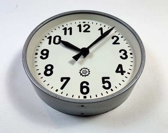Image 1 of Grijze industriële fabriekswandklok van Chronotechna, jaren 50