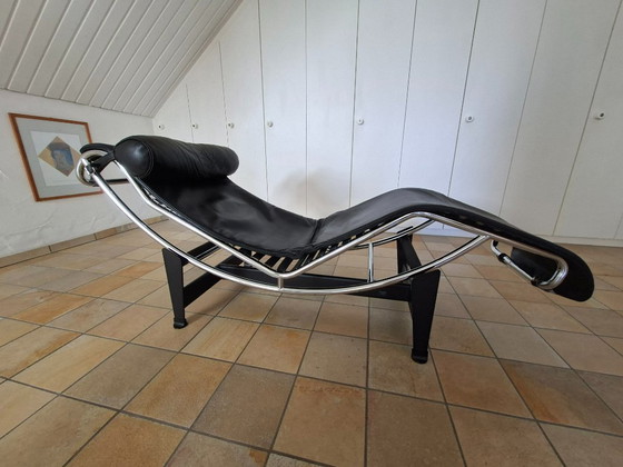 Cassina LC4 – Adjustable recliner chair, Leather (photo 3 of 5)