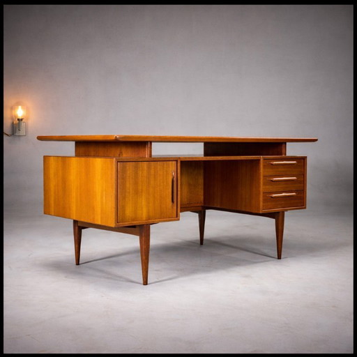 Escritorio modelo RT200 en teca, diseñado por Heinrich Riestenpatt, Alemania, década de 1960.