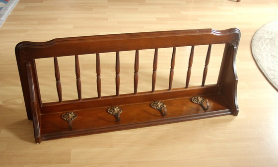 Image 1 of Armoire rockabilly en noyer des années 1950 avec étagère à chapeaux et 4 crochets en laiton - Vintage