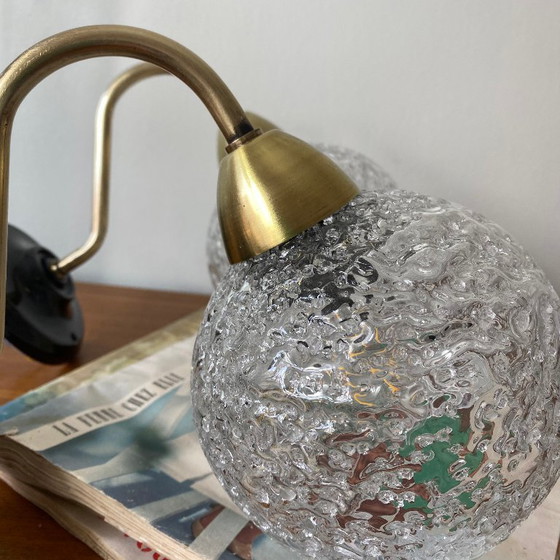 Image 1 of Coppia di applique da parete vintage a collo d'oca in ottone con vetro a bolle e globi in porcellana