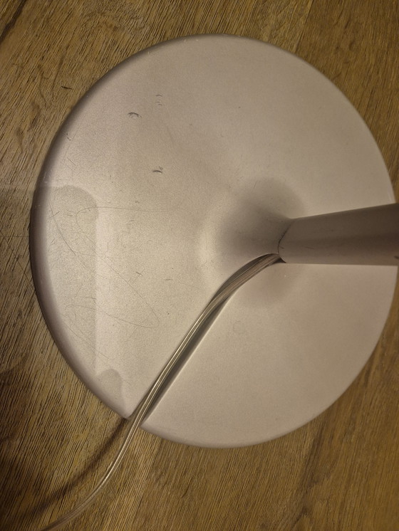 Image 1 of Lampe de table design sur pied avec abat-jour réglable en intensité et à positions variables.