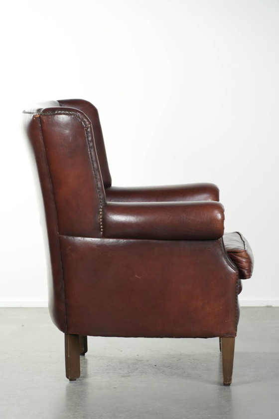 Image 1 of Splendida poltrona vintage in pelle di pecora con schienale alto, dalle dimensioni belle e discrete.