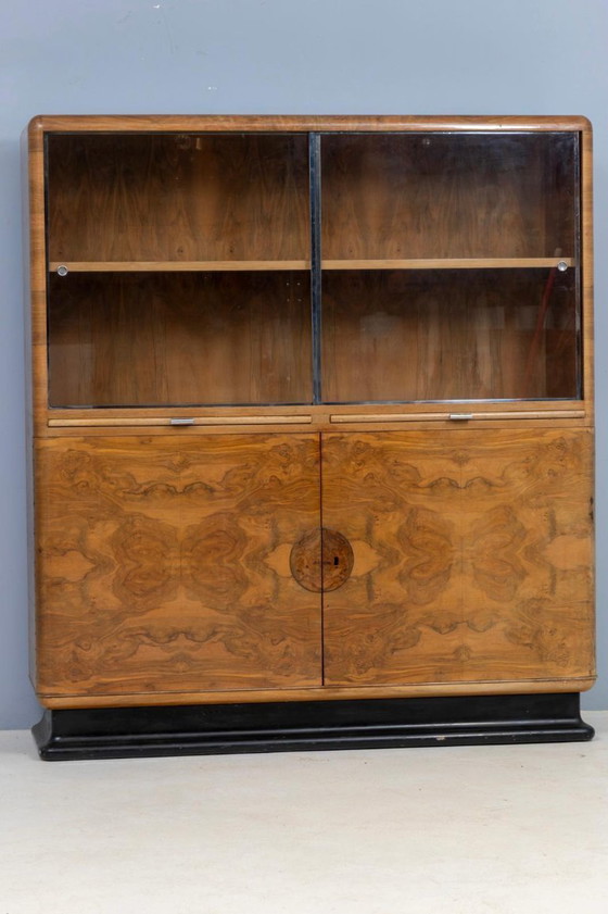 Image 1 of Bibliothèque vitrine Art Déco attribuée à Jindřich Halabala, placage en noyer, années 1930, Tchécoslovaquie