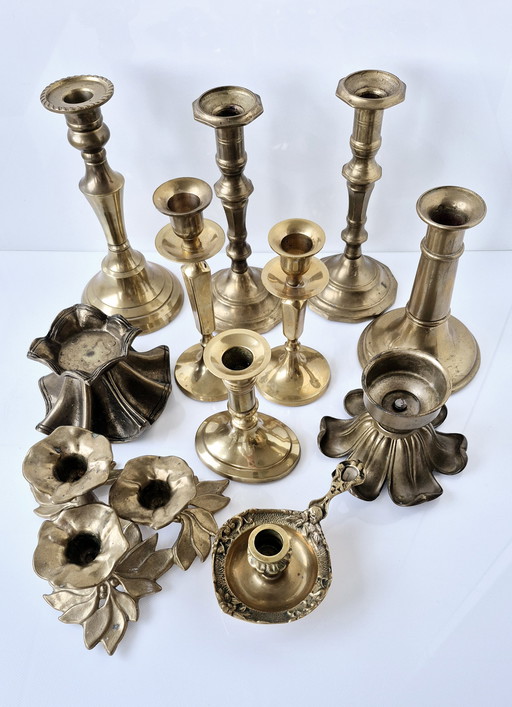 Collezione di 11 portacandele in ottone, che spaziano dallo stile antico a quello brutalista, per un peso di oltre 4,3 kg.