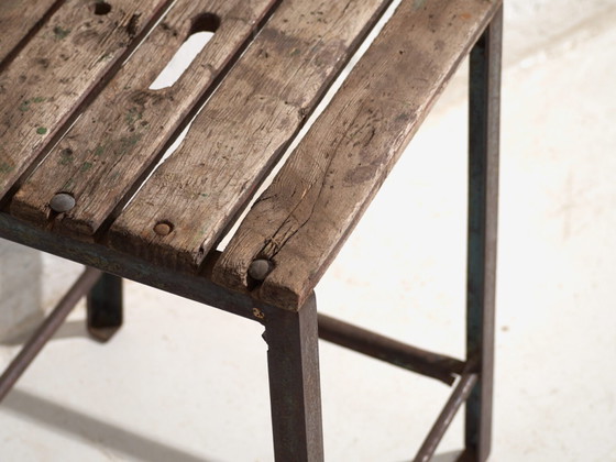 Antique industrial stool in pine wood and iron – Central Europe, circa 1950 – Industrieel (photo 19 of 33)