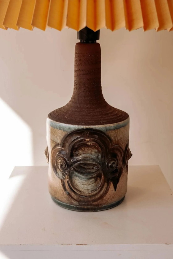 Keramische Tischlampe von IB Oluf Hansen mit plissiertem Schirm. – Tischlampen, Porzellan, Keramik, Vintage (photo 2 of 7)