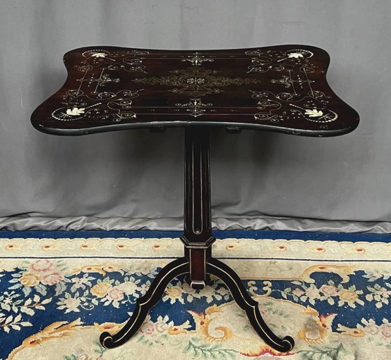 Table trépied victorienne en acajou, plateau inclinable peint à la main. – Tables basses, Wood (photo 2 of 7)