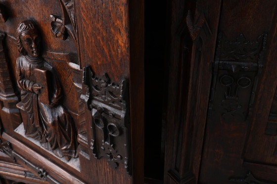 Image 1 of Rare grande armoire néogothique en chêne du début du 19e siècle, sculptée à la main