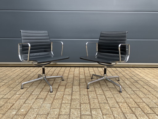 2x Zwart lederen alu Vitra Bureaustoelen EA108
