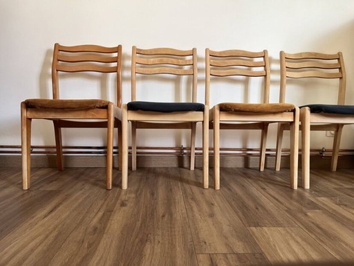 4 chairs in wood and ribbed fabric