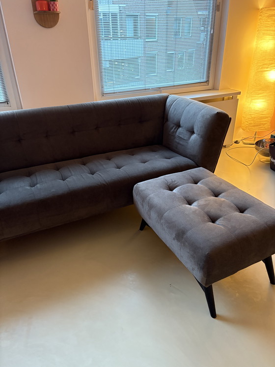 Image 1 of Wunderschönes 3-Sitzer-Sofa und passender Hocker aus Samt von Wulf Wonen