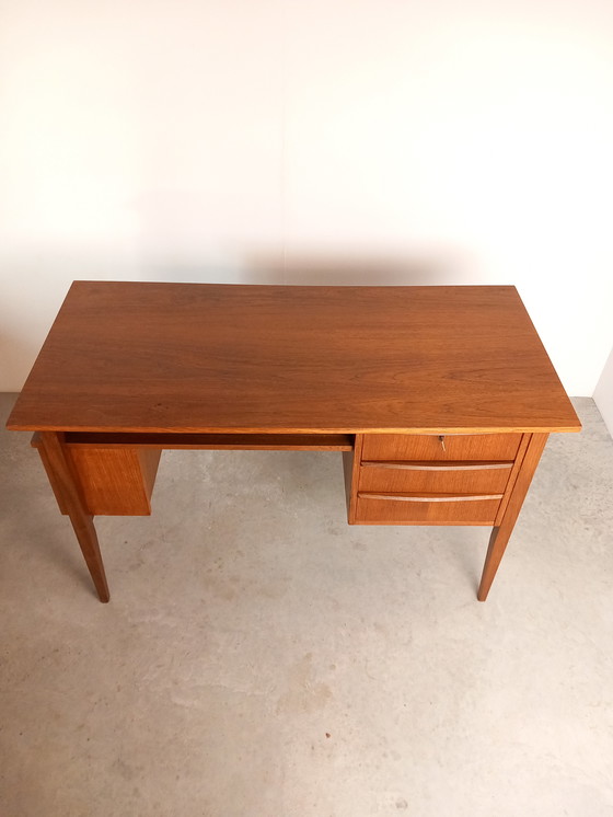 Image 1 of Escritorio de teca de diseño danés de los años 60 y 70 | Mediados de siglo