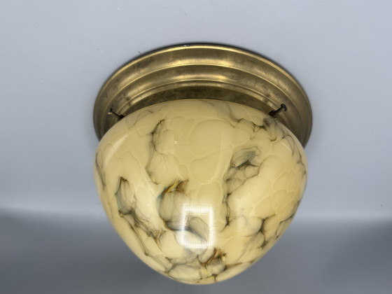 Image 1 of Vintage gemarmerde plafondlamp – elegantie in glas en messing