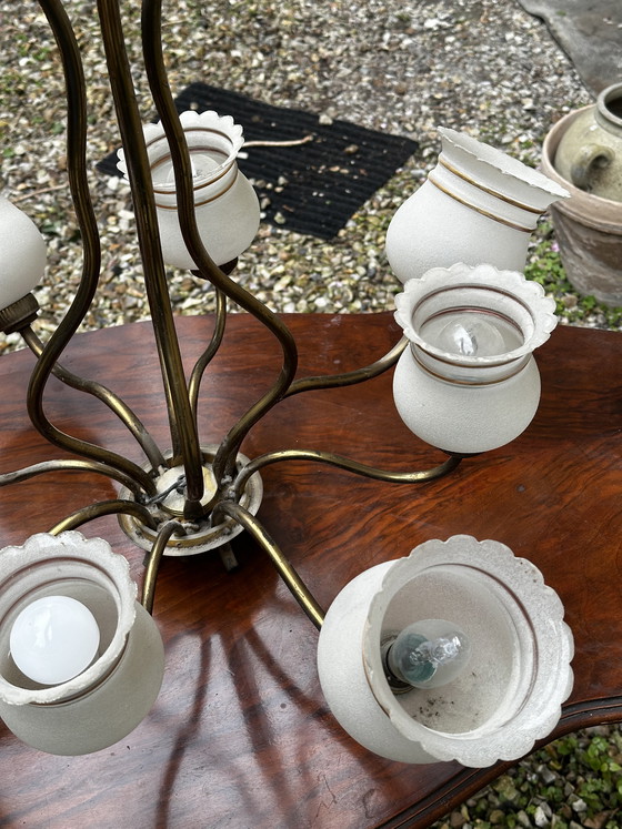 Image 1 of Lampadario vintage anni '50 a 8 bracci in ottone e vetro satinato bianco e oro.