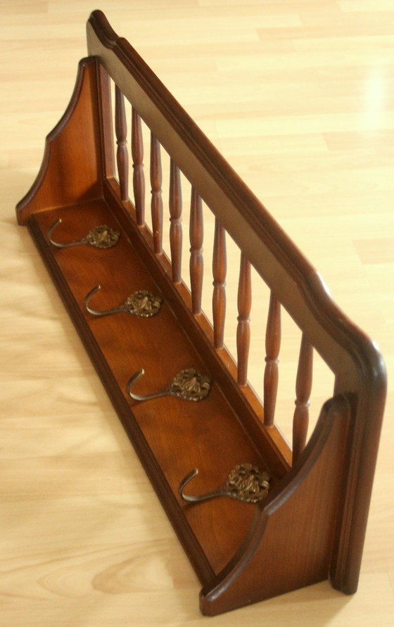 Image 1 of Armoire rockabilly en noyer des années 1950 avec étagère à chapeaux et 4 crochets en laiton - Vintage