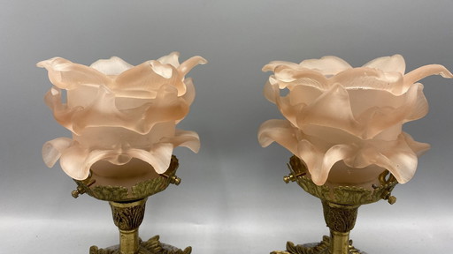 Set van 2 Art Nouveau Tafellampen • Roze Gefrost Glas Bloemenkap • Messing & Marmer Voet • Vintage Sfeerlampen • Franse Decorati