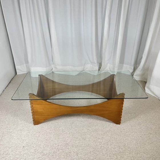Image 1 of Sculpturale salontafel van mahoniehout en glas – Europa, jaren 70