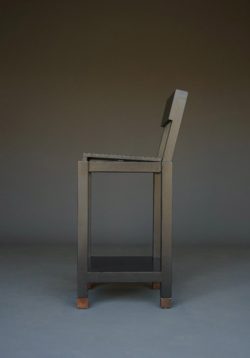 Sgabello dal design contemporaneo, opera del designer olandese Pepijn Fabius Clovis, anni 2020.