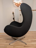 Poltrona a uovo con pouf di Arne Jacobsen