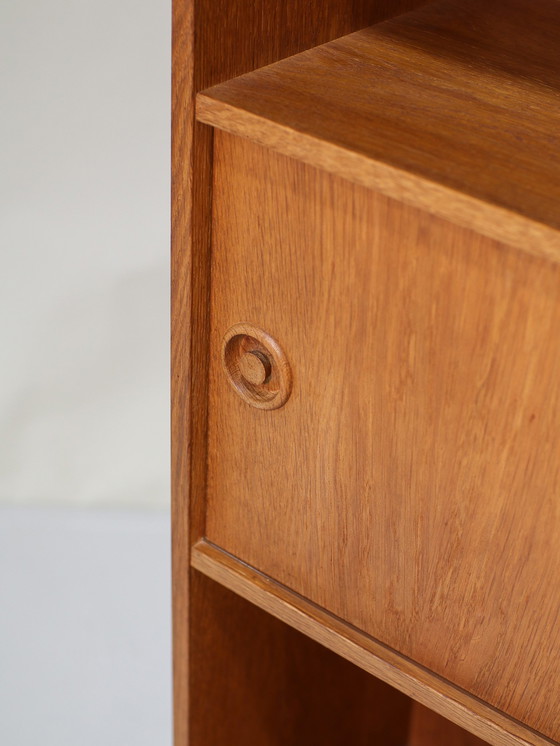 Image 1 of Bibliothèque à portes en chêne vintage danois