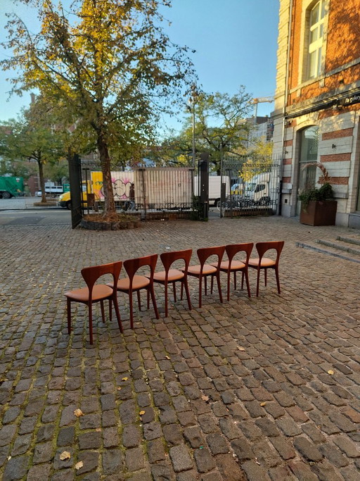 Set van zes teakhouten en lichtbruin lederen eetkamerstoelen