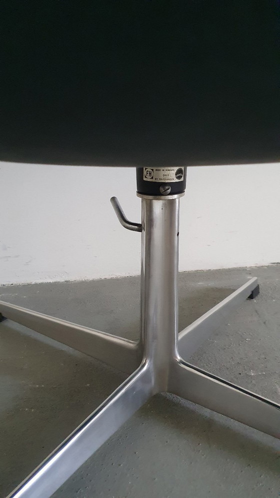 Image 1 of Frits Hansen swan chair in zwart nubuck leder in hoogte instelbaar uit 1965