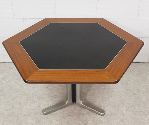 Knoll table, design Warren Platner