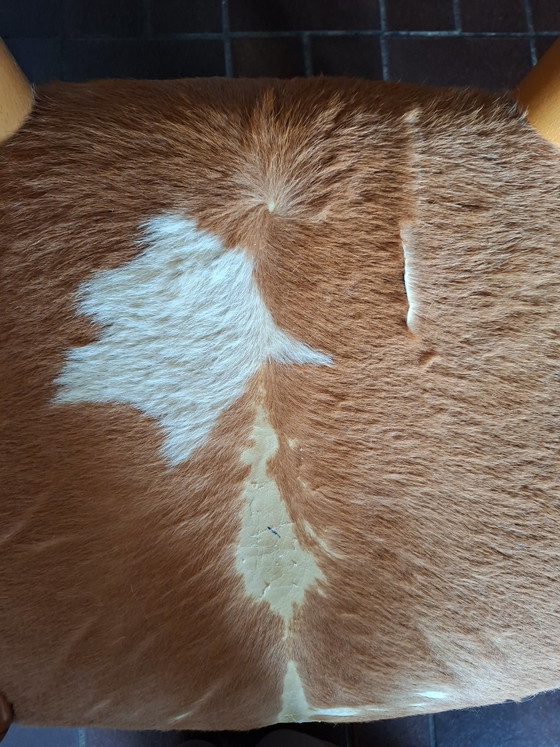 Jaren 70 Brutalistische Hoge Rug Stoel met Authentiek Koeienhuid / Statement Stuk – Kuipstoelen, Leather, Wood (photo 4 of 5)