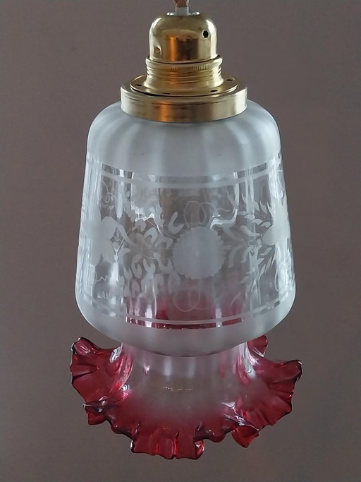 Antieke glazen hanglamp met geëtst bloemmotief en roze geribbeld glas