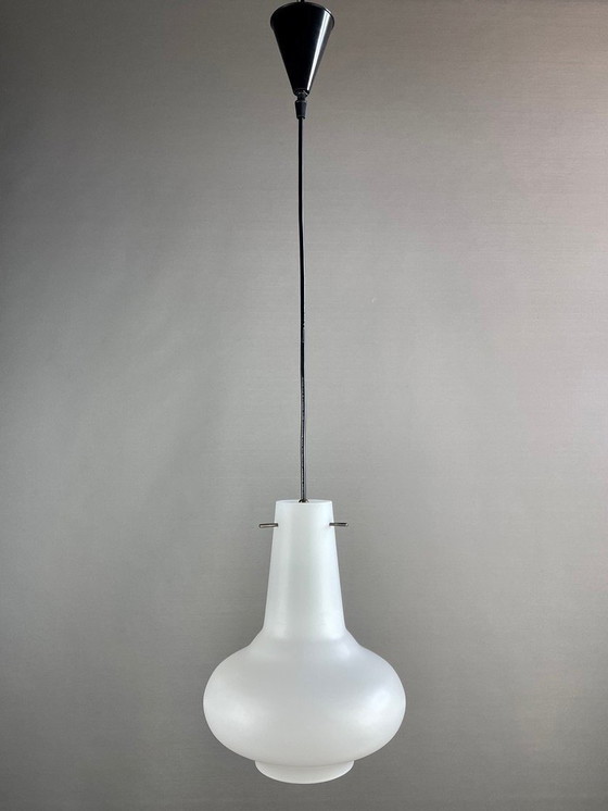 Image 1 of Lampada a sospensione in vetro opalino nello stile dello Stilnovo. Moderna di metà secolo. Italia, anni '60
