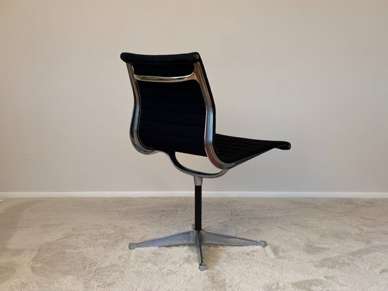 Image 1 of Sedia girevole in alluminio modello EA 105 di Eames per Herman Miller, anni '70