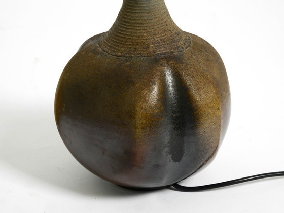 Image 1 of Bellissima lampada da tavolo in ceramica degli anni '60 con paralume in tessuto originale