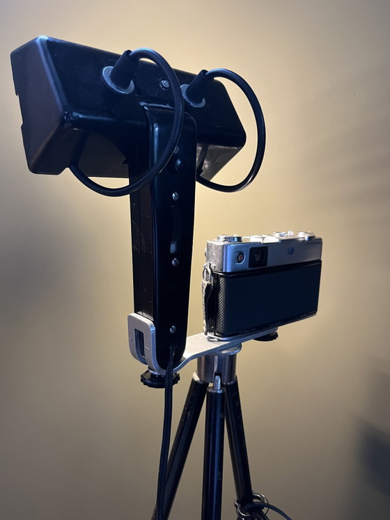 Original Yashica camera on a tripod with large flash (mains powered) – Decorative Objects, Glass, Metal (photo 13 of 15)