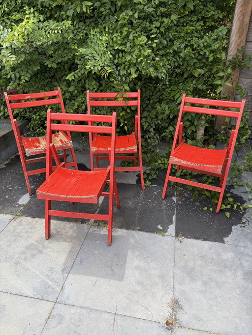 4 sillas plegables de madera rojas de estilo vintage de los años 70.