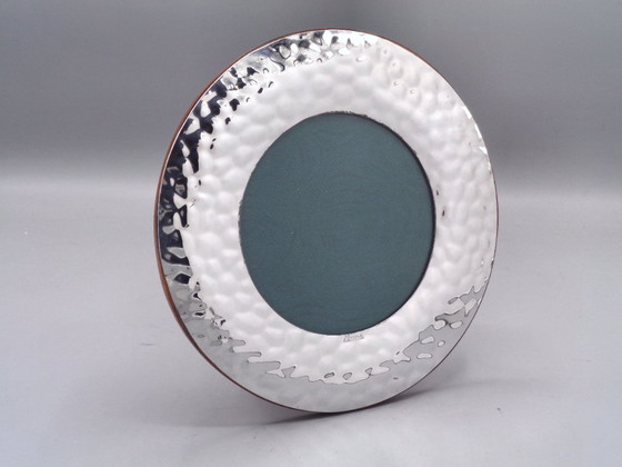 Image 1 of Handgemaakt en gehamerd fotolijstje van verzilverd metaal, 10 cm diameter.