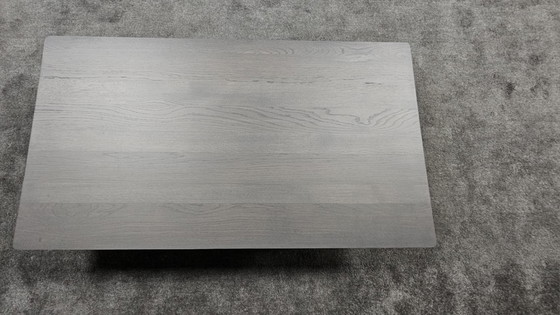Image 1 of Leolux rolan salontafel 130x70. Blad: eiken; poten: epoxy; tafel hoogte 37cm