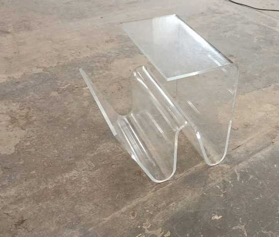 Image 1 of Table d'appoint vintage en plexiglas avec porte-revues