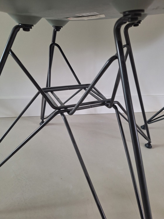 Image 1 of 4x Vitra Eames gris oscuro con base negra