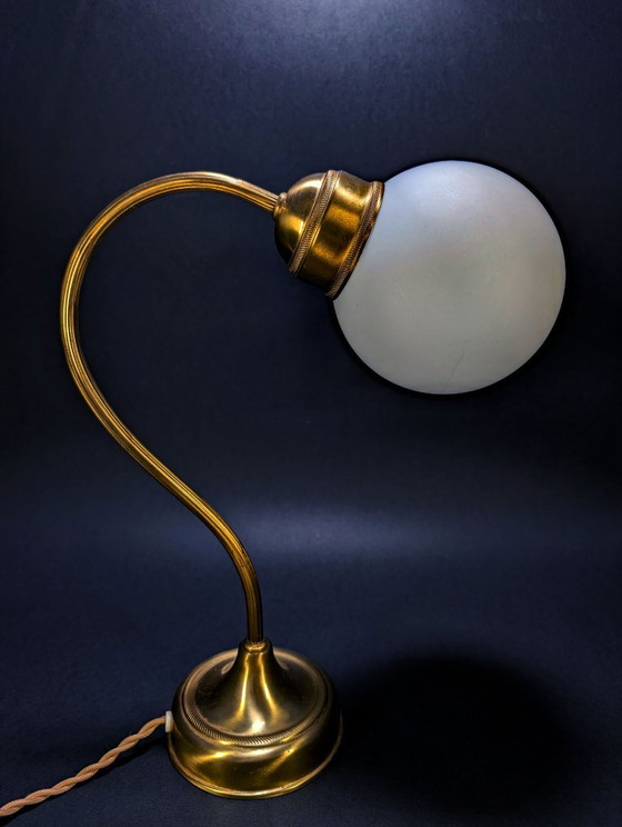 Lampada da tavolo vintage in ottone e vetro opalino, Lampade da tavolo, Dorato (foto 4 di 7)