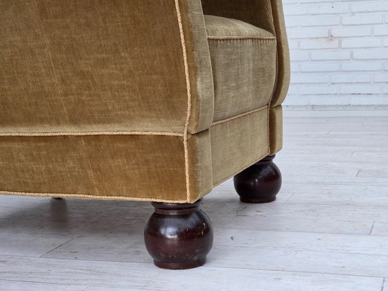Image 1 of Poltrona relax danese, anni '60, rivestimento in velluto verde chiaro, gambe in legno di quercia.