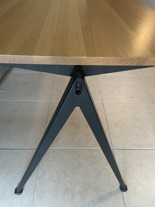 Hay Pyramid Table 01