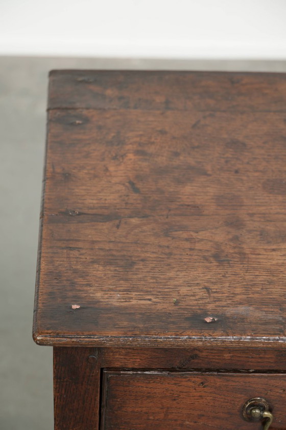 Tavolino basso inglese antico del XVIII secolo, realizzato in rovere con splendide tonalità intense. (photo 8 of 15)