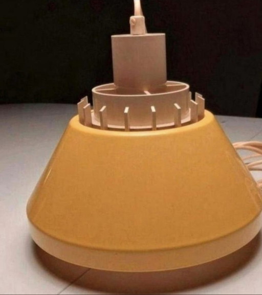 Lampada a sospensione vintage gialla Lyskaer Belysning. Modello 854